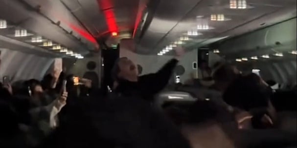 Španski pilot naveo putnike iz Argentine da pomisle da su osvojili Mundijal, snimak kruži mrežama Španski pilot naveo putnike iz Argentine da pomisle da su osvojili Mundijal, snimak kruži mrežama