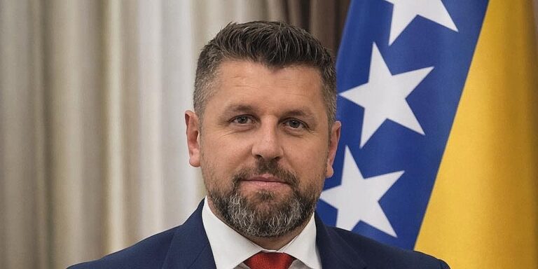 Svijet koristi AI za napredak, Stevandić da piše gluposti po internetu