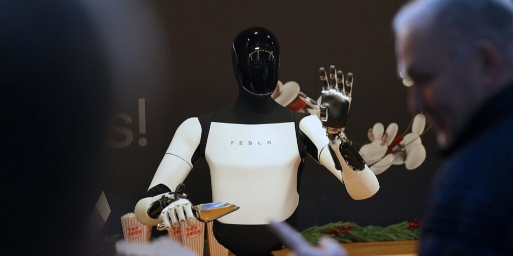 Teslin humanoidni robot Optimus učit će od ljudskih radnika u Gigafactoryju