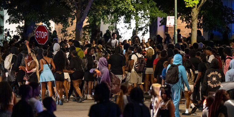 Trend “teen takeovera” u SAD-u prerastao iz okupljanja mladih u sigurnosni problem Trend "teen takeovera" u SAD-u prerastao iz okupljanja mladih u sigurnosni problem