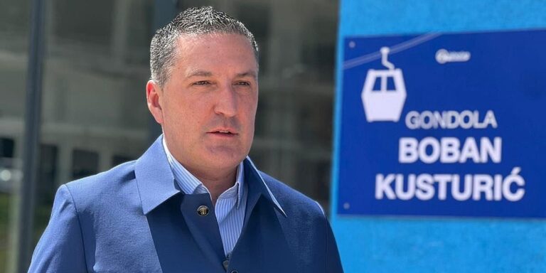 Tri najveća skijališta u Sloveniji skupa nemaju rezultate Jahorine; u Sarajevu me poštuju taksisti, a oni su glas naroda Tri najveća skijališta u Sloveniji skupa nemaju rezultate Jahorine; u Sarajevu me poštuju taksisti, a oni su glas naroda
