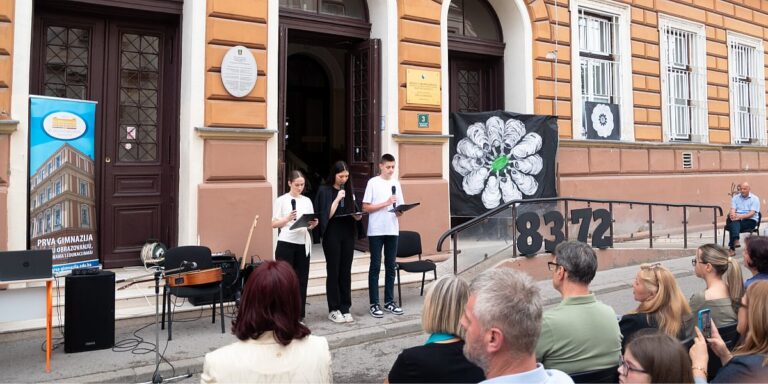 Učenici i profesori Prve gimnazije Sarajevo raznovrsnim programom odali počast žrtvama genocida u Srebrenici Učenici i profesori Prve gimnazije Sarajevo raznovrsnim programom odali počast žrtvama genocida u Srebrenici