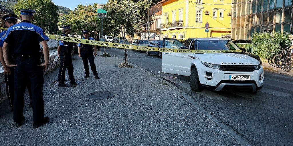 Uhapšen 25-godišnjak koji je pucao na nargilhanu, privedene i tri osobe zbog tučnjave kod Latinske ćuprije Uhapšen 25-godišnjak koji je pucao na nargilhanu, privedene i tri osobe zbog tučnjave kod Latinske ćuprije