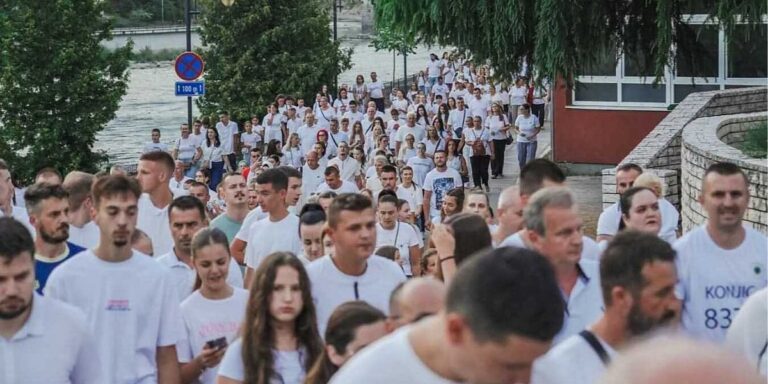 Veliki broj Konjičana obilježio 31. godišnjicu genocida u Srebrenici: “Zaborav možemo skupo platiti” Veliki broj Konjičana obilježio 31. godišnjicu genocida u Srebrenici: "Zaborav možemo skupo platiti"