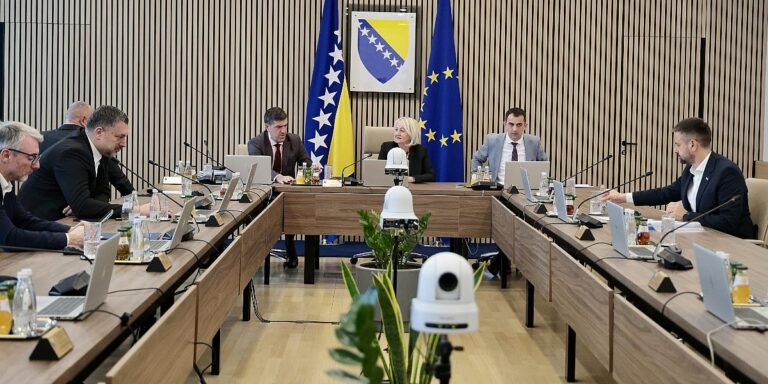 Vijeće ministara BiH danas o zapošljavanju, javnim finansijama, odbrani i reformi javne uprave Vijeće ministara BiH danas o zapošljavanju, javnim finansijama, odbrani i reformi javne uprave