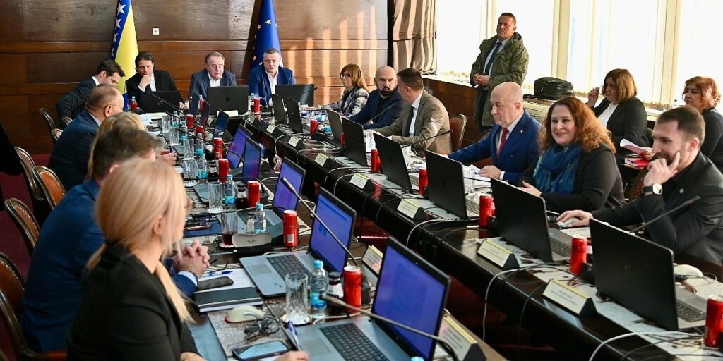 Vlada FBiH izdvojila 50 miliona KM općinama i gradovima, raspodijelit će se u dvije kategorije Vlada FBiH izdvojila 50 miliona KM općinama i gradovima, raspodijelit će se u dvije kategorije