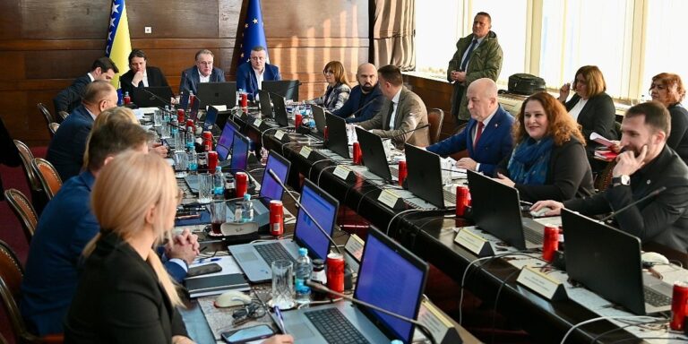 Vlada FBiH izdvojila 50 miliona KM općinama i gradovima, raspodijelit će se u dvije kategorije Vlada FBiH izdvojila 50 miliona KM općinama i gradovima, raspodijelit će se u dvije kategorije