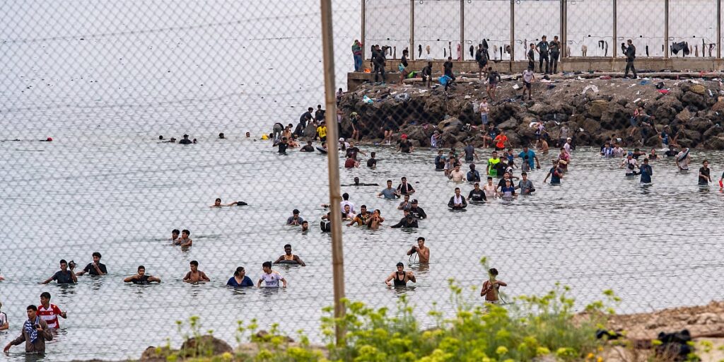 Glasine s društvenih mreža izazvale masovni juriš migranata prema Ceuti, vjerovali su da je otvorena granica ka EU Glasine s društvenih mreža izazvale masovni juriš migranata prema Ceuti, vjerovali su da je otvorena granica ka EU