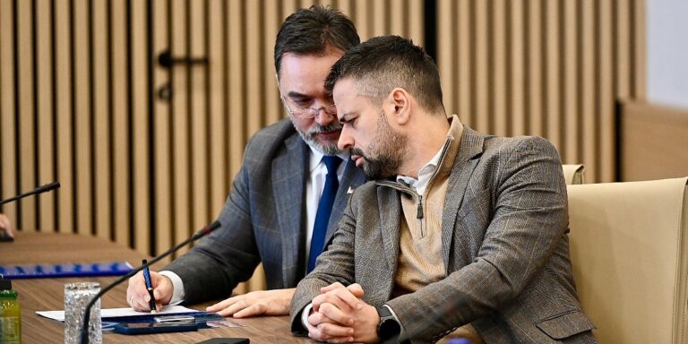 Amidžić isplatio plate razriješenim članovima Komisije za nacionalne spomenike BiH, njegov zamjenik pita: “Kako?” Amidžić isplatio plate razriješenim članovima Komisije za nacionalne spomenike BiH, njegov zamjenik pita: "Kako?"