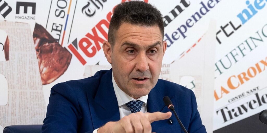 Bivši general šarmira radikalnu desnicu i postaje sve veća prijetnja premijerki Bivši general šarmira radikalnu desnicu i postaje sve veća prijetnja premijerki