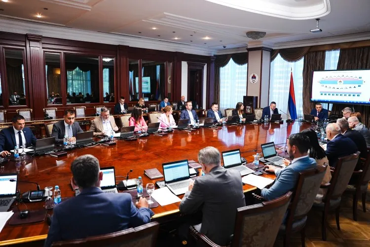 CIK neće pokrenuti postupak zbog odluke Vlade RS da pred izbore dijeli penzionerima po 80 i 120 KM CIK neće pokrenuti postupak zbog odluke Vlade RS da pred izbore dijeli penzionerima po 80 i 120 KM