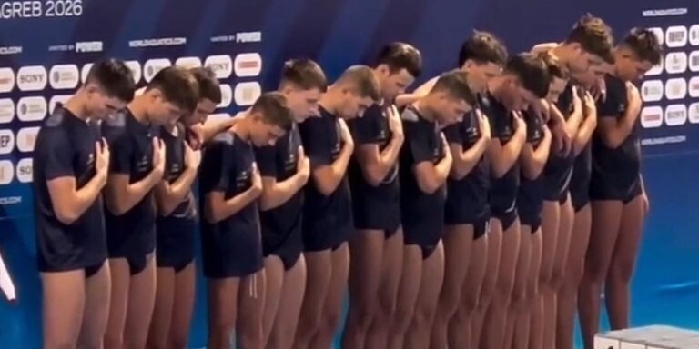 Crnogorski vaterpolisti spustili glavu za vrijeme intoniranja nacionalne himne, evo šta se krije iza takvog poteza Crnoroski vaterpolisti spustili glavu za vrijeme intoniranja nacionalne himne, evo šta se krije iza takvog poteza