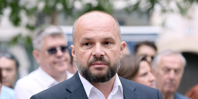 Da li će skandal s opasnim otpadom srušiti vladu u Hrvatskoj? Da li će skandal s opasnim otpadom srušiti vladu u Hrvatskoj?