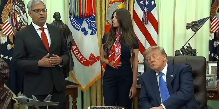 Da li je Donald Trump ponovo zadrijemao tokom sastanka u Bijeloj kući? Da li je Donald Trump ponovo zadrijemao tokom sastanka u Bijeloj kući?