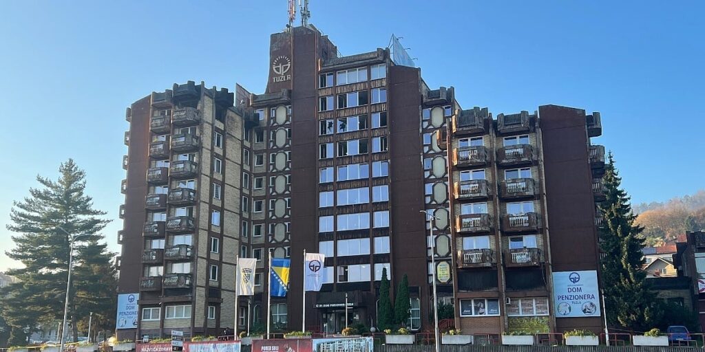 Dom penzionera u Tuzli danas radi nelegalno, brinu o 100 korisnika uprkos zabrani inspekcije