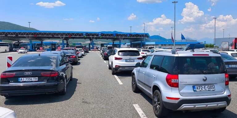 Duge kolone vozila na izlazu iz BiH na graničnim prijelazima Velika Kladuša, Izačić, Deleuša i Zupci Duge kolone vozila na izlazu iz BiH na graničnim prijelazima Velika Kladuša, Izačić, Deleuša i Zupci