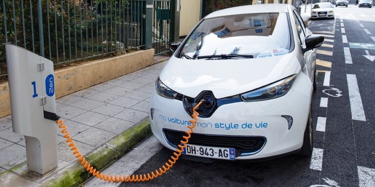 Francuska uvodi subvencije za polovne električne automobile Francuska uvodi subvencije za polovne električne automobile
