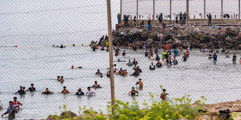 Glasine s društvenih mreža izazvale masovni juriš migranata prema Ceuti Glasine s društvenih mreža izazvale masovni juriš migranata prema Ceuti