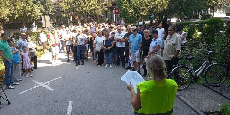 Građani Goražda protestovali pred gradskom upravom: Traže uredno vodosnabdijevanje grada Građani Goražda protestovali pred gradskom upravom: Traže uredno vodosnabdijevanje grada
