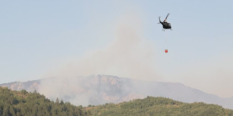Helikopter Oružanih snaga BiH od ranih jutarnjih sati gasi požar kod Konjica Helikopter Oružanih snaga BiH od ranih jutarnjih sati gasi požar kod Konjica