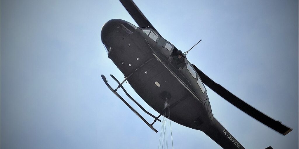 Helikopteri Oružanih snaga BiH od jutros gase požare kod Bihaća i u Bosanskom Grahovu Helikopteri Oružanih snaga BiH od jutros gase požare kod Bihaća i u Bosanskom Grahovu