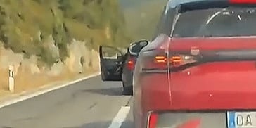 Htio se obračunati na cesti, pa ga drugi vozač udario automobilom Htio se obračunati na cesti, pa ga drugi vozač udario automobilom