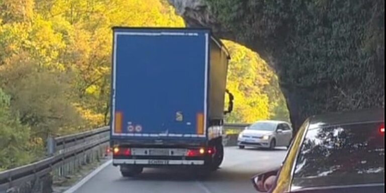Još jedan šleper se zamalo zaglavio ispod stijene u kanjonu Vrbasa Još jedan šleper se zamalo zaglavio ispod stijene u kanjonu Vrbasa