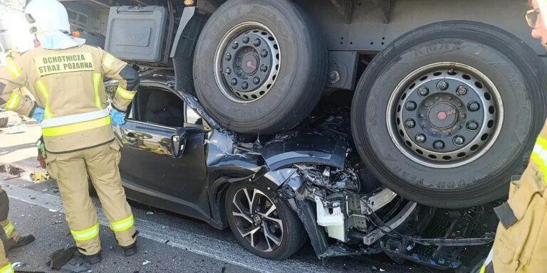 Kamion je gurnuo pod poluprikolicu, putnici preživjeli nemoguće Kamion je gurnuo pod poluprikolicu, putnici preživjeli nemoguće