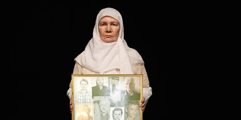 Kao Majka Srebrenice je sedam dana stajala i šutjela Kao Majka Srebrenice, sedam dana stajala i šutjela
