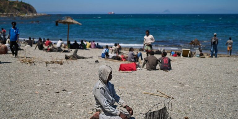 Migranti u Ceuti i dalje čekaju put ka Španiji nakon smrtonosnog prelaska granice Migranti u Ceuti i dalje čekaju put ka Španiji nakon smrtonosnog prelaska granice
