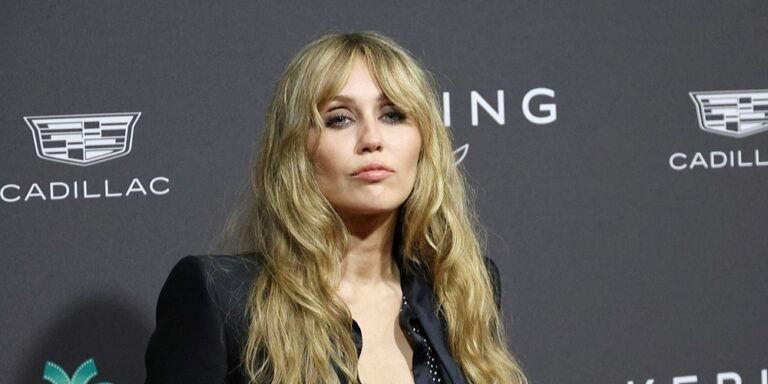 Miley Cyrus emotivnom porukom se oprostila od Dolly Parton i otkrila detalje njihovog posljednjeg razgovora Miley Cyrus emotivnom porukom se oprostila od Dolly Parton i otkrila detalje njihovog posljednjeg razgovora