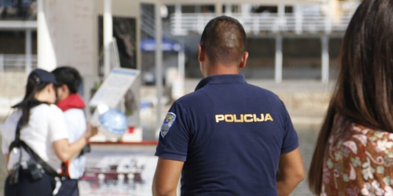 Mostarac optužen da je pucao u muškarca jer je mislio da je provalnik, on i društvo ga ostavili da iskrvari do smrti Mostarac optužen da je pucao u muškarca jer je mislio da je provalnik, on i društvo ga ostavili da iskrvari do smrti