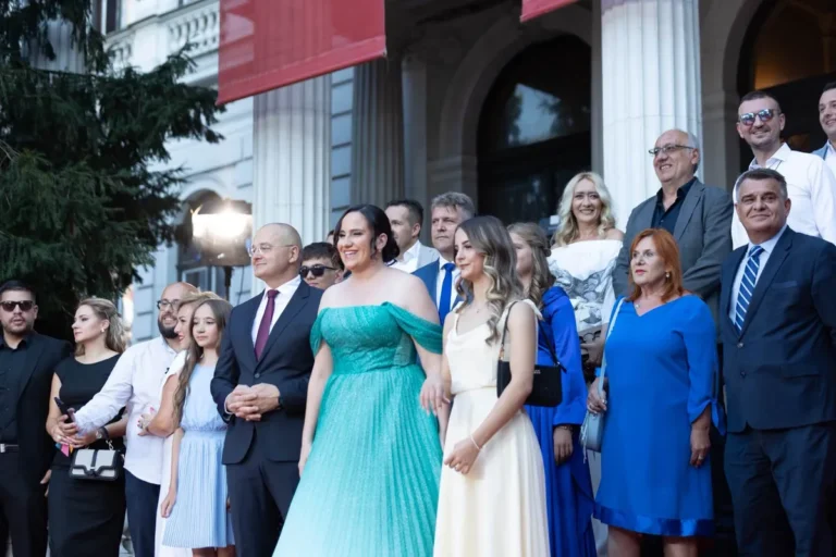 “Načelnica ostavila gomilu smeća u svojoj opštini da bi u susjednoj prošetala crvenim tepihom“ "Načelnica ostavila gomilu smeća u svojoj opštini da bi u susjednoj prošetala crvenim tepihom“