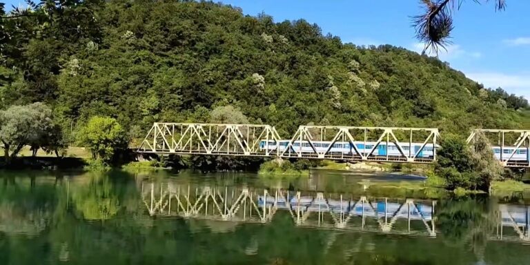 Nakon 13 godina počinje saobraćati redovni voz na relaciji Bihać Nakon 13 godina počinje saobraćati redovni voz na relaciji Bihać