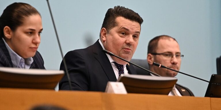 Nenad Stevandić je predsjednik parlamenta RS-a, a Feđi Štukanu je zaprijetio, ne diplomatski, već uličarski Nenad Stevandić je predsjednik parlamenta RS-a, a Feđi Štukanu je zaprijetio, ne diplomatski, već uličarski