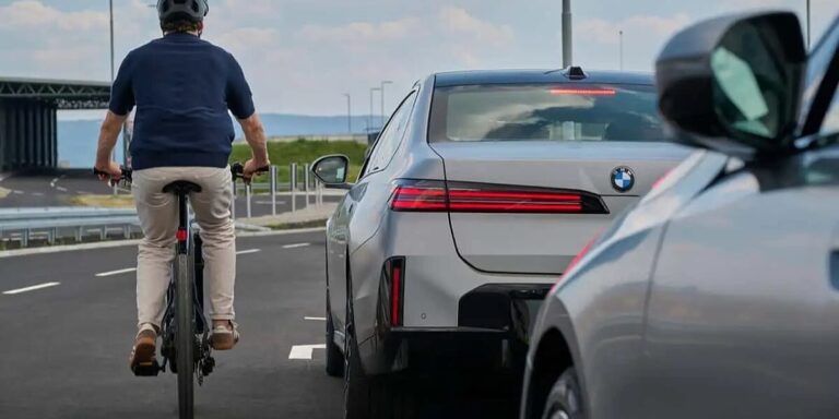 Novi BMW modeli neće dozvoliti da otvorite vrata ako nailazi biciklista Novi BMW modeli neće dozvoliti da otvorite vrata ako nailazi biciklista