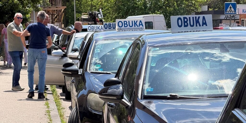 Novi sistem polaganja vozačkog u Tuzli i dalje zadaje glavobolje, predstavnici autoškola ponovo izlaze na protest Novi sistem polaganja vozačkog u Tuzli i dalje zadaje glavobolje, predstavnici autoškola ponovo izlaze na protest