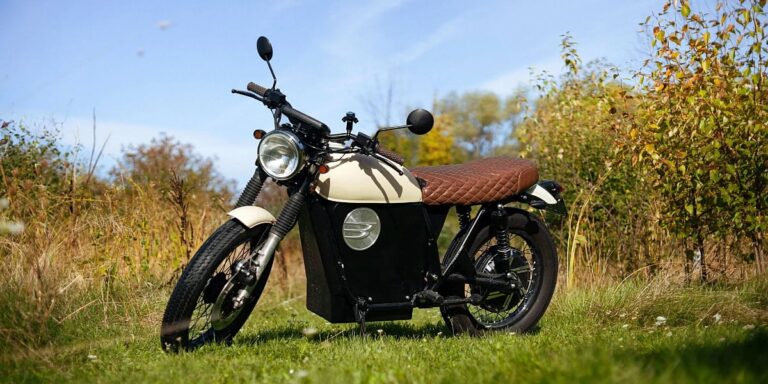 Otpisani motocikl Honda CB500 vraćen u život, dobio je električni pogon Otpisani motocikl Honda CB500 vraćen u život, dobio je električni pogon