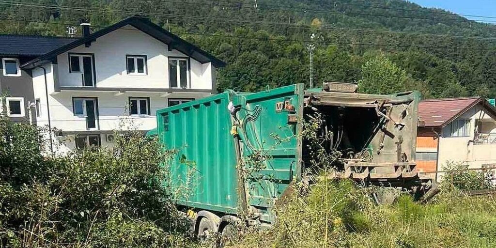 Pijani vozač iz Švicarske izgurao vozilo preduzeća Rad, tri osobe završile na KCUS-u Pijani vozač iz Švicarske izgurao vozilo preduzeća Rad, tri osobe završile na KCUS-u