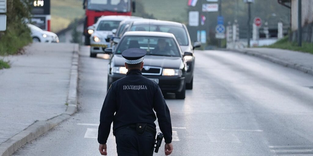 Policija RS-a izdala više od 3.800 kazni zbog korištenja mobitela tokom vožnje Policija RS-a izdala više od 3.800 kazni zbog korištenja mobitela tokom vožnje