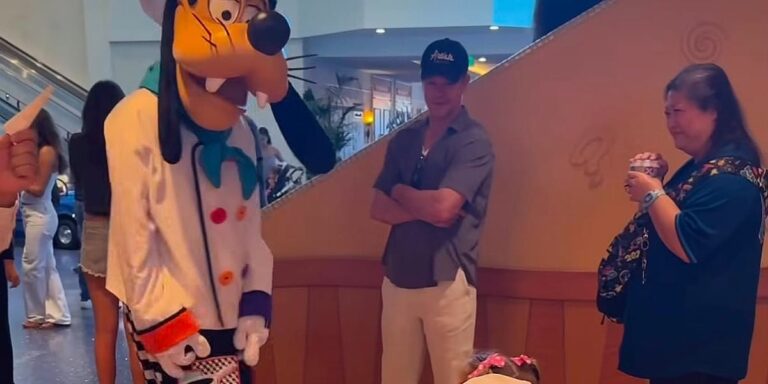 Porodica snimala kćerku u Disneylandu, tek kasnije su primijetili slavnog glumca u pozadini: Posmatrao je s osmijehom