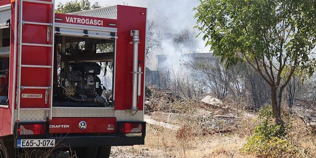 Požari progutali više od 24.000 kvadratnih metara, vatrogasci spriječili katastrofu Požari progutali više od 24.000 kvadratnih metara, vatrogasci spriječili katastrofu