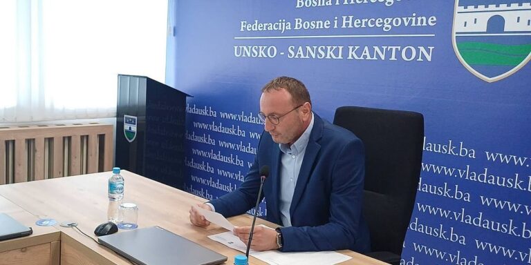 Premijer USK ukida “zlatnu karticu” i naknade, odlučio se i za manji broj savjetnika: “Krećemo od nas samih” Premijer USK ukida "zlatnu karticu" i naknade, odlučio se i za manji broj savjetnika: "Krećemo od nas samih"