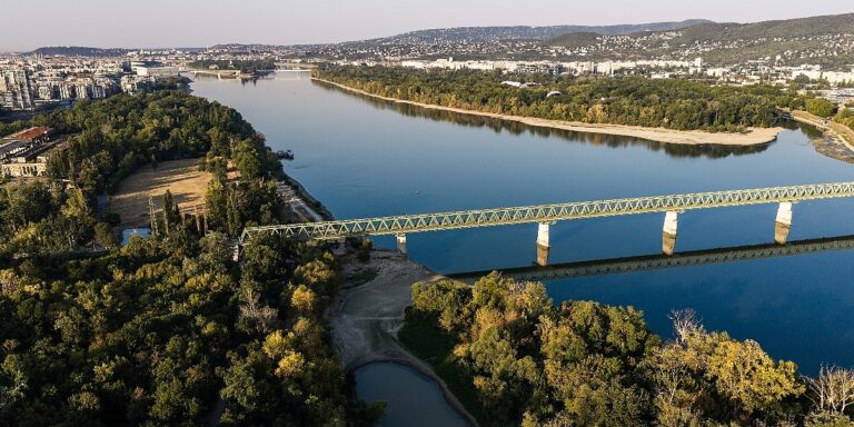 Prije dvije godine plavio je Budimpeštu, a danas otkriva riječno dno Prije dvije godine plavio je Budimpeštu, a danas otkriva riječno dno