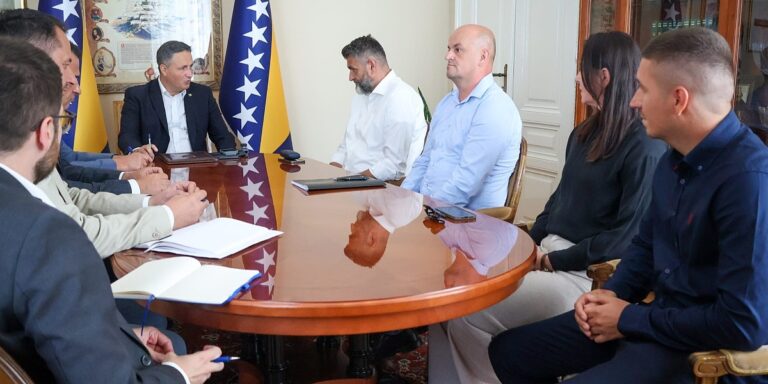 Pritisci na uposlenike Memorijalnog centra Srebrenica su udar na istinu o genocidu nad Bošnjacima Pritisci na uposlenike Memorijalnog centra Srebrenica su udar na istinu o genocidu nad Bošnjacima