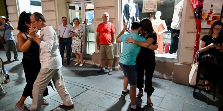 Prolaznici uživali u performansu “Tango s balkona” u Štrosmajerovoj ulici, mnogi su i zaplesali Prolaznici uživali u performansu "Tango s balkona" u Štrosmajerovoj ulici, mnogi su i zaplesali