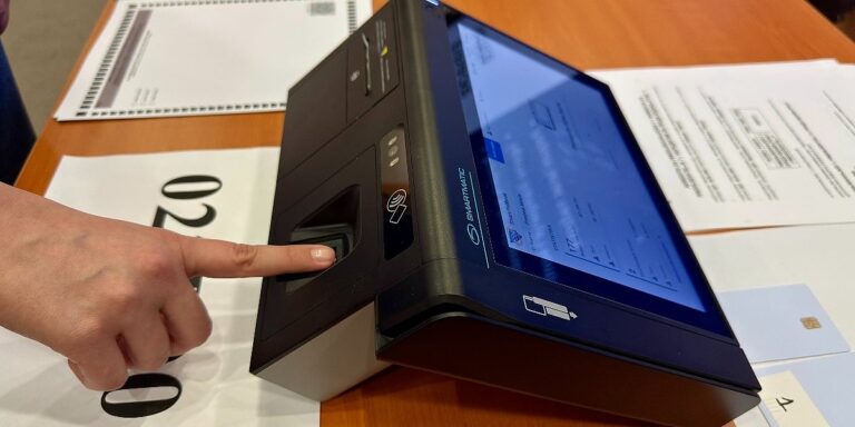 Prvo skenirate prst, a zatim idete po glasački listić Prvo skenirate prst, a zatim idete po glasački listić