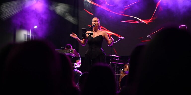 Šejla Zonić pred više od 2.000 posjetilaca priredila muzički spektakl u Busovači Šejla Zonić pred više od 2.000 posjetilaca priredila muzički spektakl u Busovači