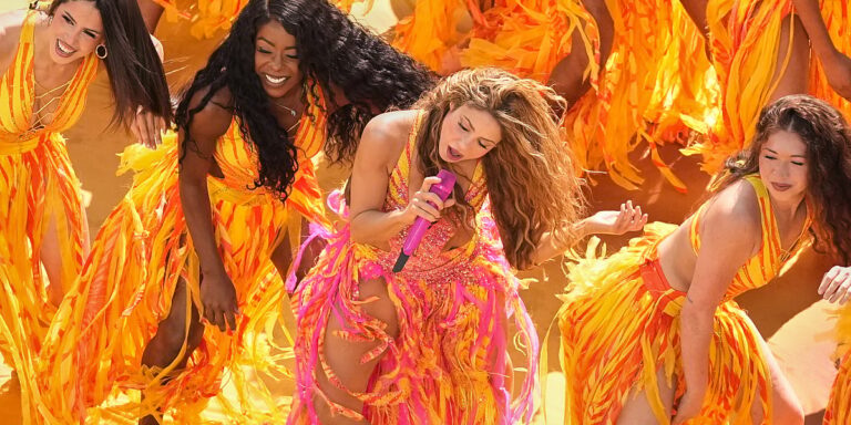 Shakira nakon zemljotresa obećala obnovu 10 škola i univerziteta u Kolumbiji Shakira nakon zemljotresa obećala obnovu 10 škola i univerziteta u Kolumbiji