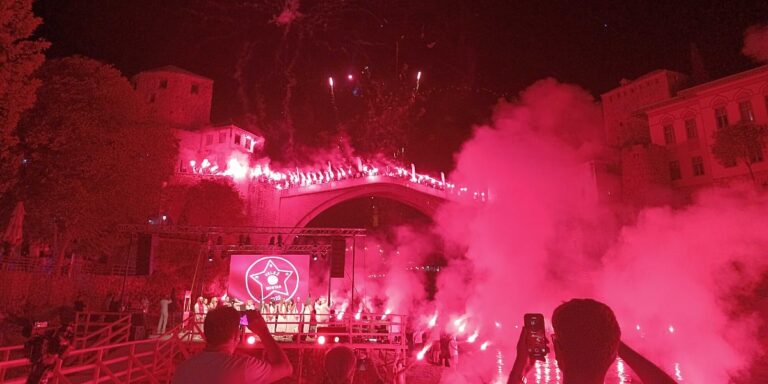 Stari most u Veležovim bojama, održana tradicionalna “Crvena noć” Stari most u Veležovim bojama, održana tradicionalna "Crvena noć"